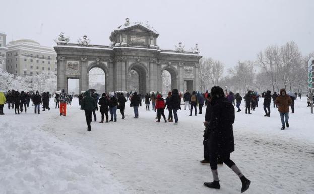 Una nevada de época deja imágenes insólitas en Madrid