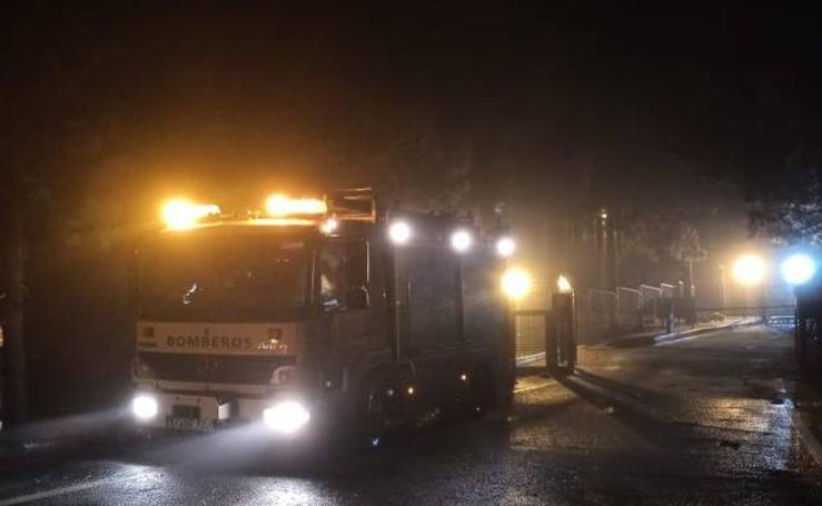 La Guardia Civil desaloja decenas de coches de la Cumbre, donde no deja de granizar