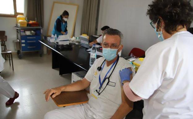 La FEHT pide «diligencia» en la vacunación para que las islas lleguen al verano con inmunidad elevada