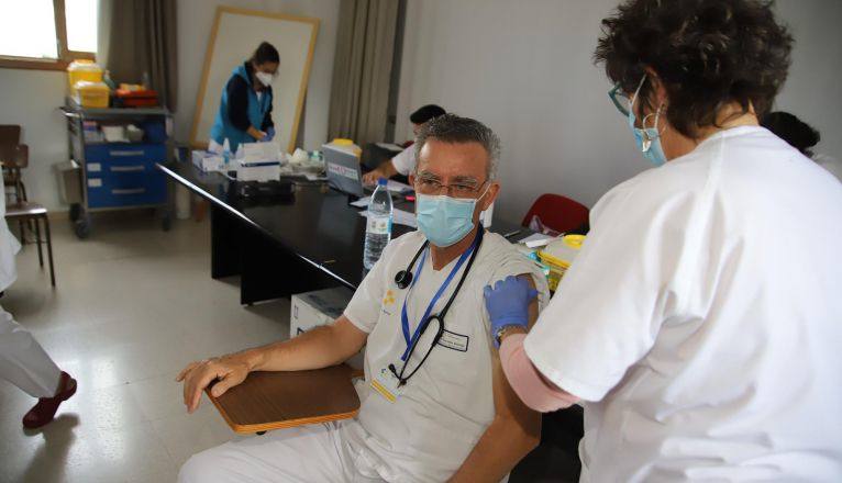 La FEHT pide «diligencia» en la vacunación para que las islas lleguen al verano con inmunidad elevada