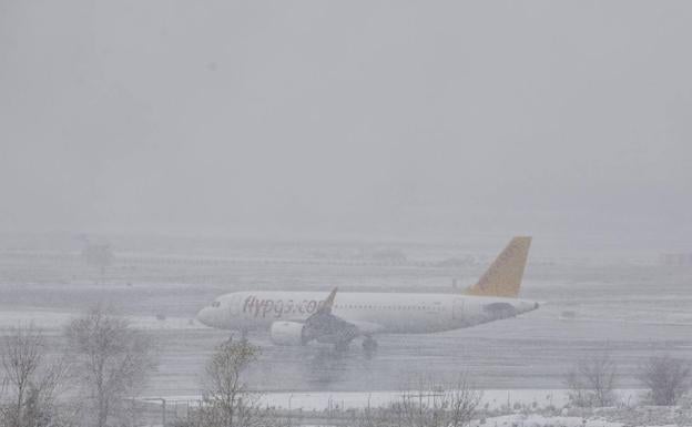 El cierre de Madrid-Barajas afecta a más de cuarenta vuelos en Canarias