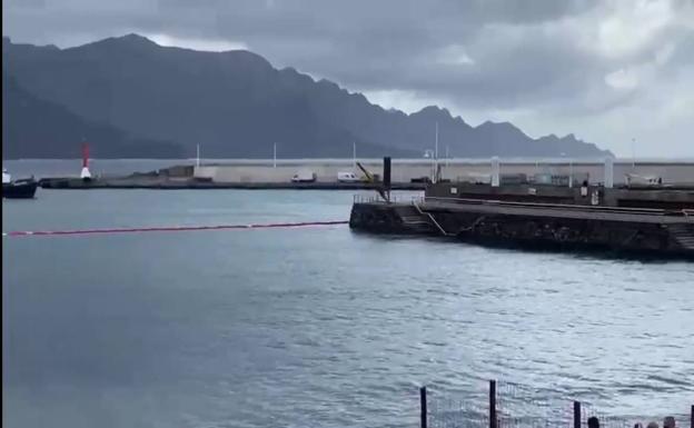 Agaete se llena de curiosos para ver el barco