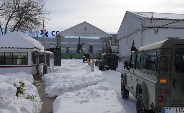 Diferentes efectivos del Ejército han sido movilizados para ayudar poas las nevadas.