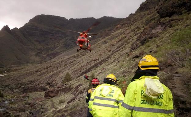 El helicóptero del GES rescata a un senderista en el Charco Azul