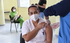 Primeras vacunas al personal sanitario de Canarias