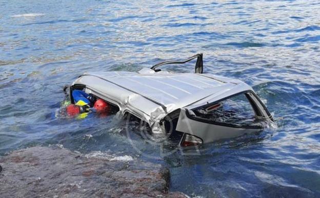 Grave tras precipitarse con su furgoneta por un acantilado de la playa de Silva