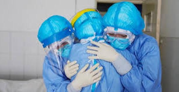 Un 45% de sanitarios, con trastornos tras primera ola y 3,5%, con ideas suicidas