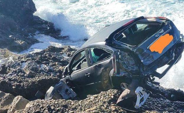 Muere al caer con su coche por un acantilado en la costa de Pájara