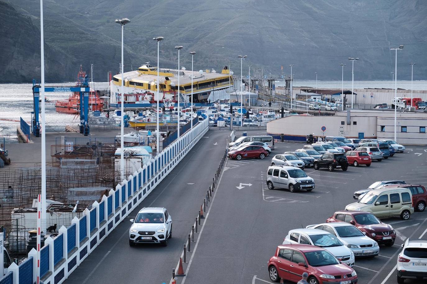 Fred Olsen finaliza el desembarco de vehículos del ferri