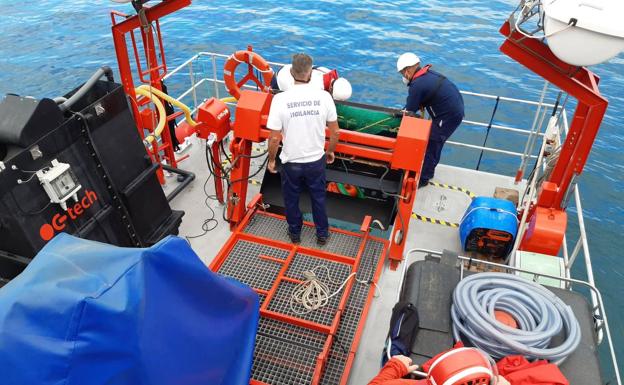 El gasoil vertido en Agaete ronda los tres litros y se prevé eliminarlo en una semana
