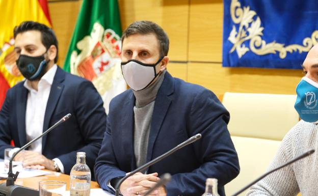 Alejandro Jorge no rompe el pacto con el socialista Blas Acosta en el Cabildo