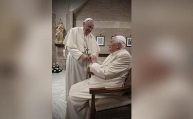 Los papas Francisco y Benedicto XVI, vacunados contra la covid-19