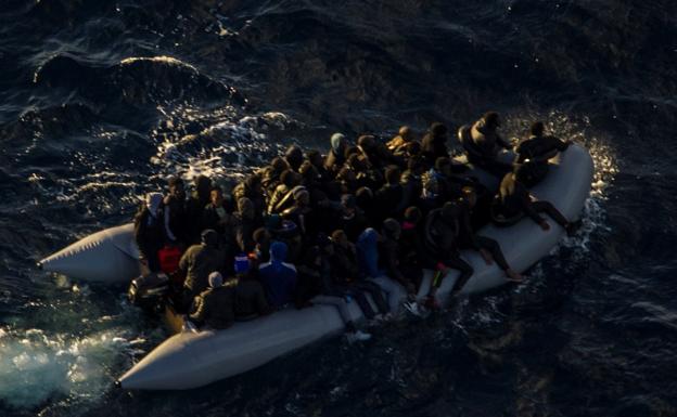 Madrid compensará a las regiones que acojan menores inmigrantes de Canarias