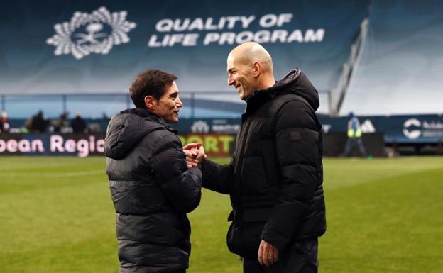 Marcelno García Toral y Zinedine Zidane se saludan, sonrientes, al término de la semifinal de la Supercopa entrre el Athletic y el Real Madrid. /efe
