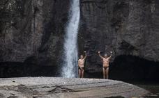 Los senderistas disfrutan del paisaje de Gran Canaria