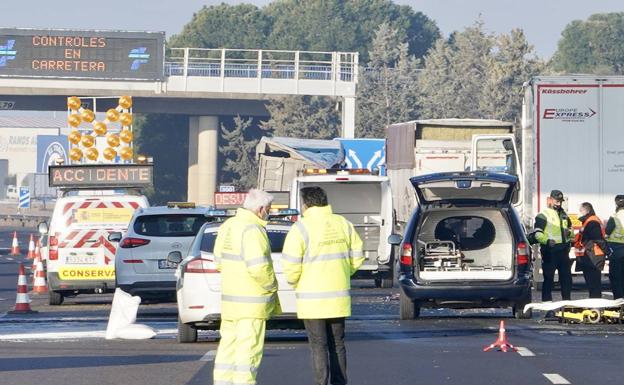 Mueren tres camioneros atropellados por un trailer en Valladolid