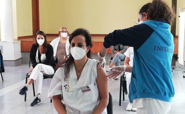 Canarias pospone la vacunación del personal sanitario por falta de suministro