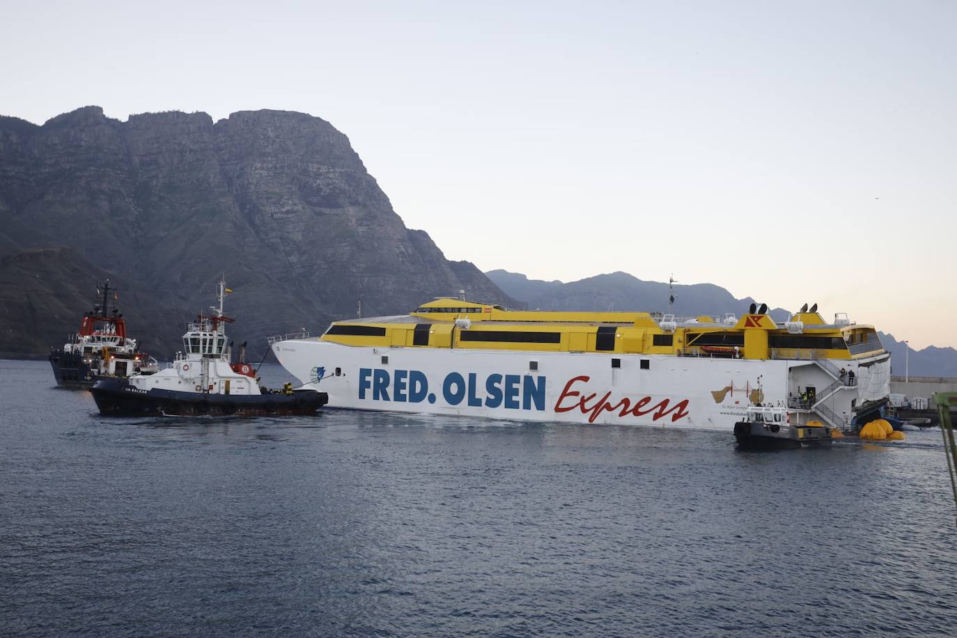 Vea las imágenes del traslado del barco de Fred Olsen