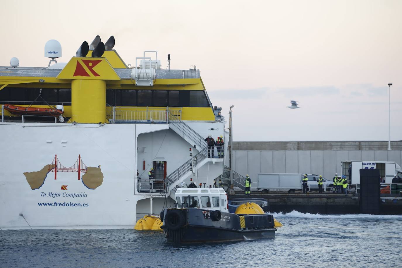 Vea las imágenes del traslado del barco de Fred Olsen