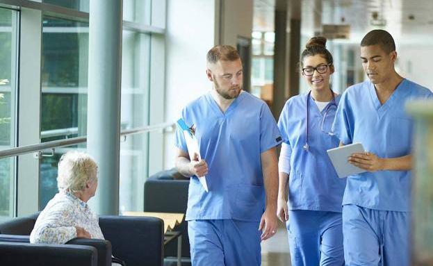 Siguen sin contratar suficientes enfermeras para hacer frente a la presión de la Covid-19