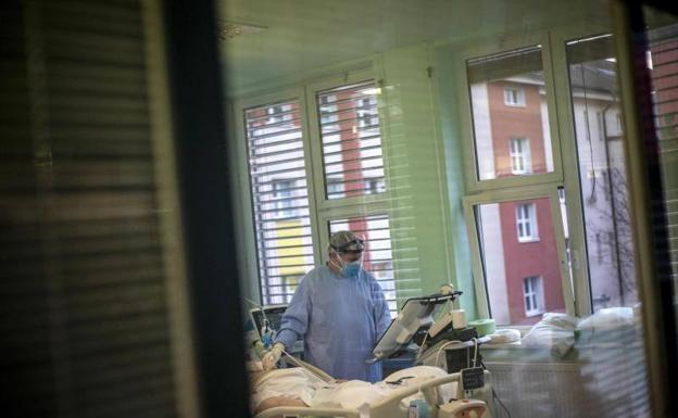 La covid obliga a suspender las cirugías no urgentes en el Negrín y a habilitar una planta en el Insular