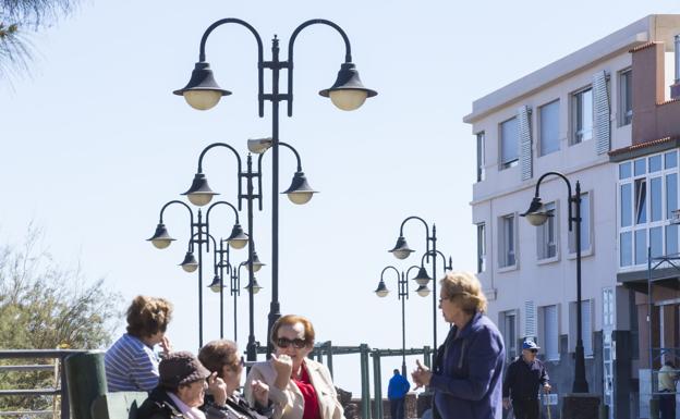 Costas da el visto nuevo a la sustitución de las luminarias del paseo marítimo