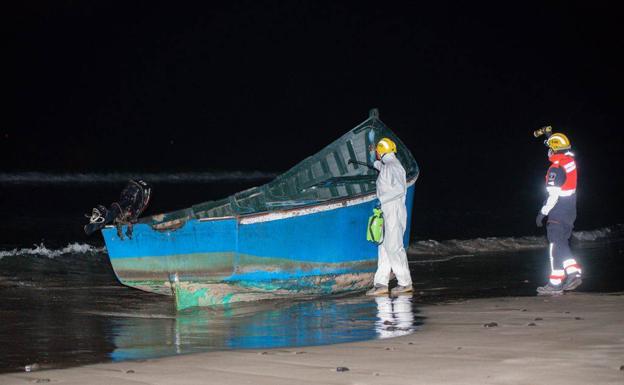 Llega una patera al muelle de Las Cebollas en Arrecife