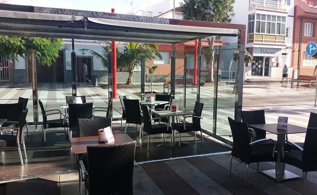 Agüimes permite a los negocios sin terraza ocupar la vía pública
