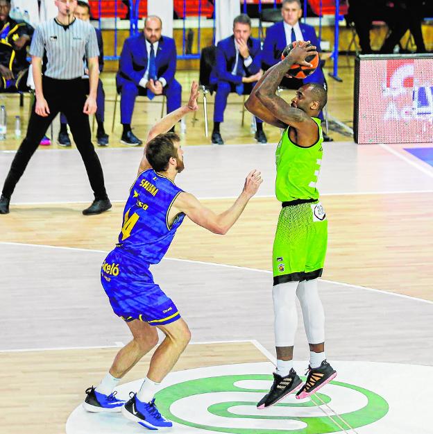 La apatía defensiva devuelve al Granca a las tinieblas