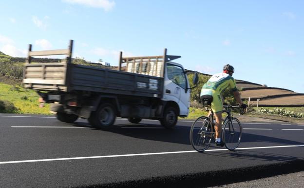 La carretera de La Geria se quedará sin el peligroso escalón lateral
