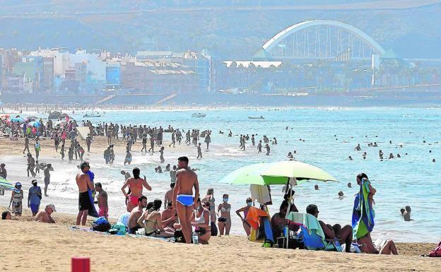 Roba un móvil valorado en 600 euros mientras su propietaria se bañaba en la playa de Las Canteras