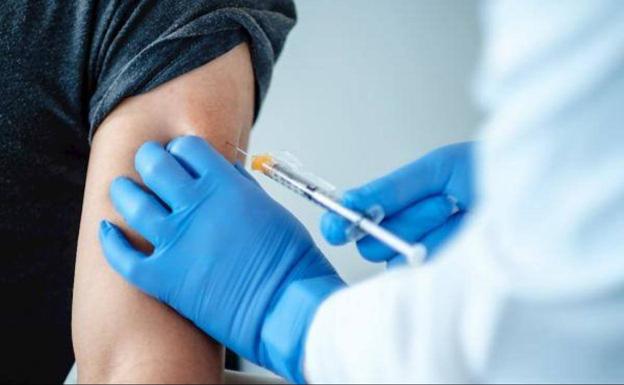 Canarias lidera la vacunación España al aprovechar seis dosis de los viales