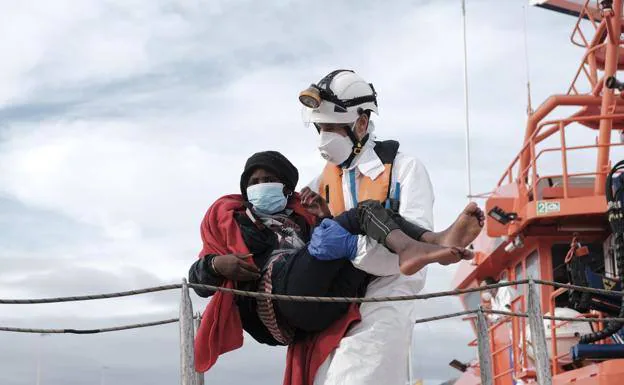 Imagen del desembarco de inmigrantes rescatados este fin de semana por Salvamento Marítimo de una patera a la deriva./efe