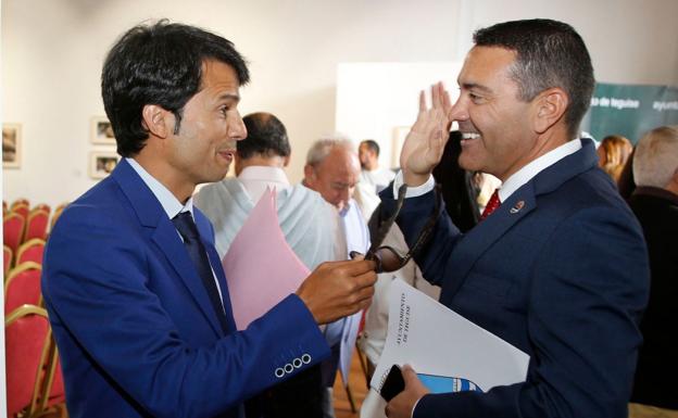 Marcos Bergaz, del PSOE, con Oswaldo Betancort (CC), alcalde. / CARRASCO