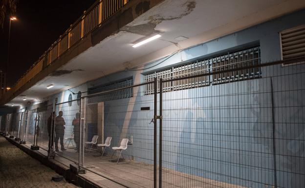 Desalojan a los migrantes del local municipal de Alcaravaneras