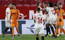 El Sevilla noquea al último campeón pero pierde a Navas