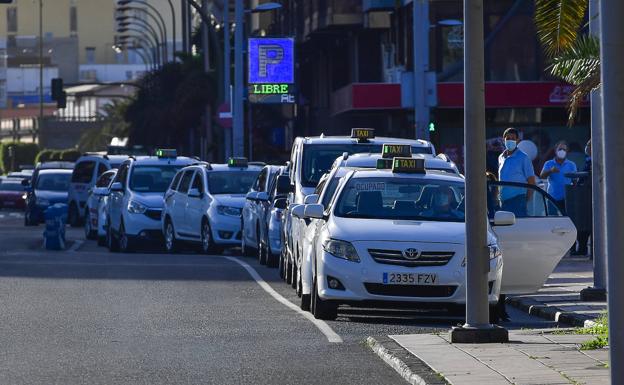 La ciudad se queda sin taxis durante cuatro horas esta mañana para exigir los días libres
