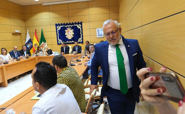 La entrega del acta de Marcelino Cerdeña confirma el nuevo pacto del Cabildo