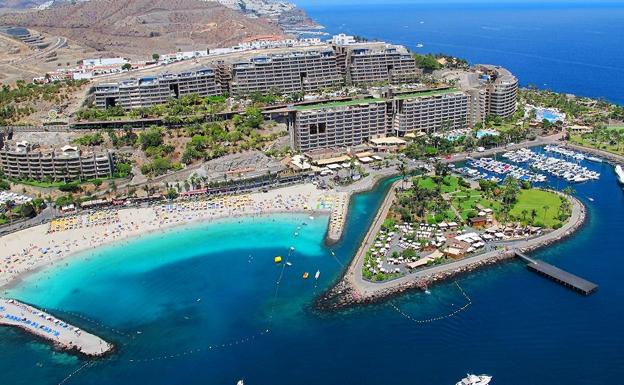 Grave al caer en una escollera en la Playa de Anfi del Mar