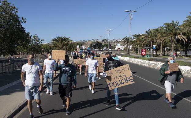 Imagen de una manifestación el pasado sábado en el sur de Gran Canaria pidiendo el traslado de los inmigrantes de los hoteles. 