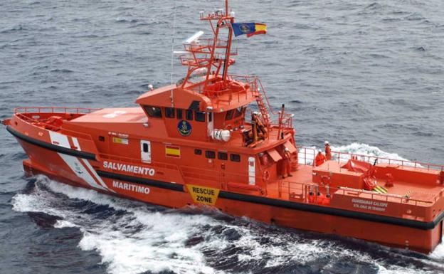 Localizada una patera con unos 30 inmigrantes a 105 km de Gran Canaria