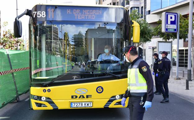 Los guagüeros denuncian la falta de mascarillas ante Seguridad Laboral