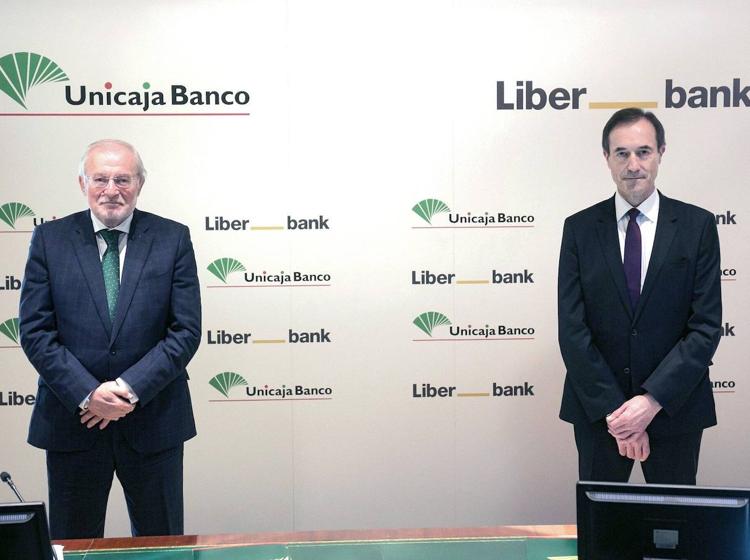 Unicaja y Liberbank reducen sus beneficios en 2020 antes de la fusión