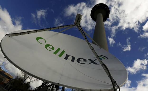 Una antena de Cellnex al lado del Pirulí, en Madrid /reuters