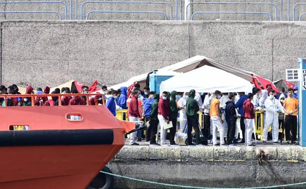 Se autoriza el traslado de 1.000 inmigrantes vulnerables a la península
