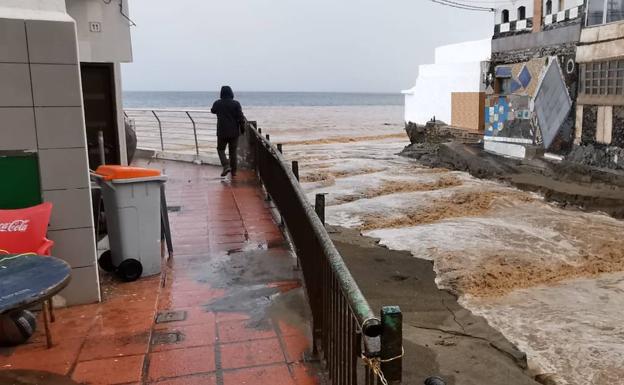 El agua corre por el barranco de Ojos de Garza tras una tromba en Telde