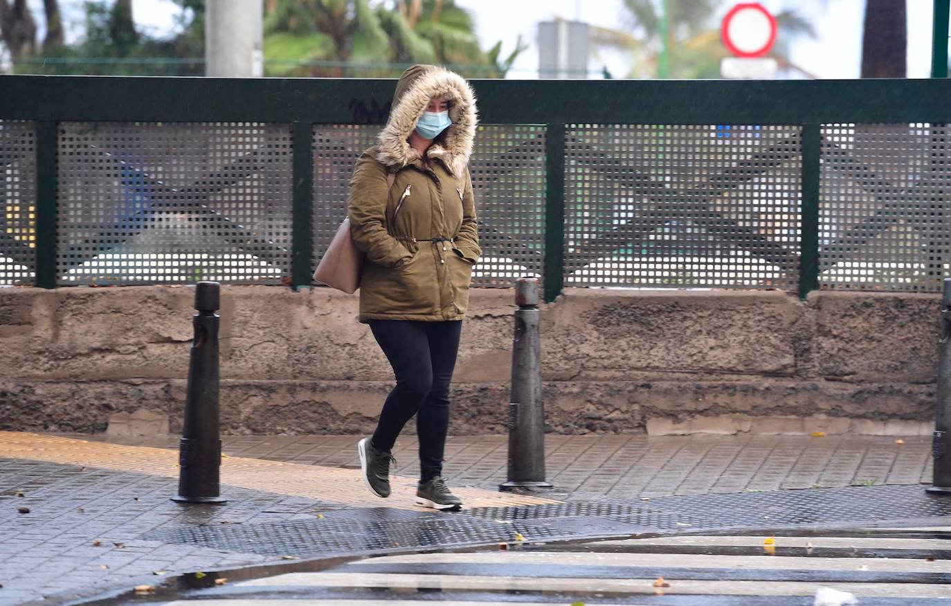 Las primeras lloviznas se hacen notar en la capital grancanaria