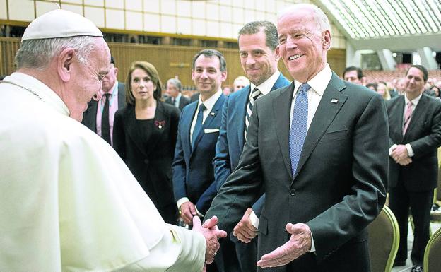 Biden estrecha la mano del pontífice con motivo de una visita al Vaticano durante el mandato de Obama./REUTERS