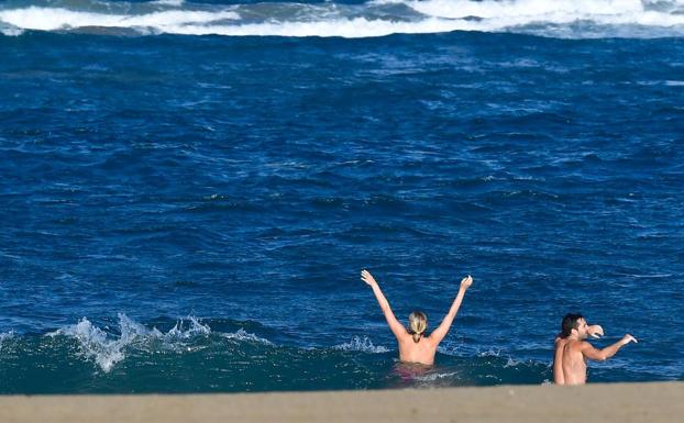 Unos en la nieve y otros en el agua