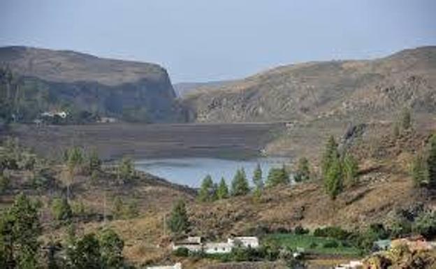 El Parlamento cierra filas en defensa de Chira-Soria